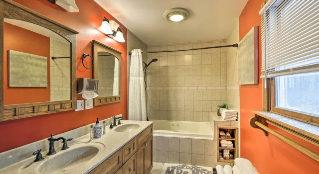 Коттедж Stylish Suburban Getaway, 10 Miles to Royal Mtn!