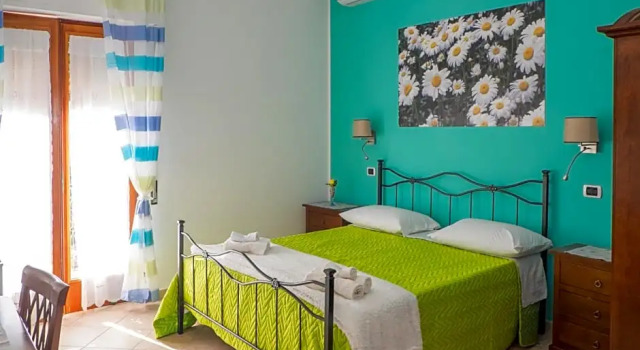 Vivere a colori, Забронировать Отель Отели Вико-Экуенсе с парковкой, рядом с Железнодорожный вокзал Сеяно компании Circumvesuviana, Парковка