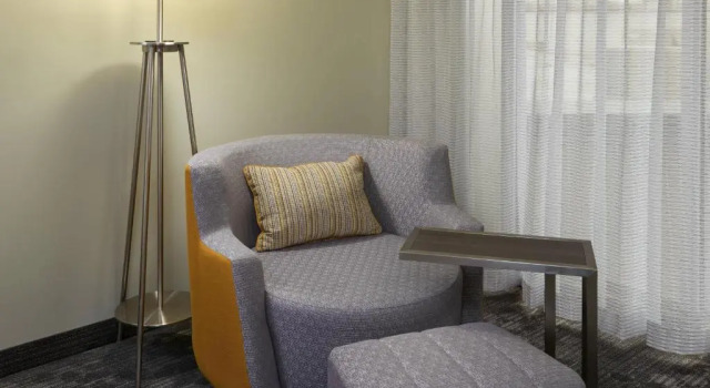 Четырёхместный номер Standard Courtyard by Marriott Oshawa