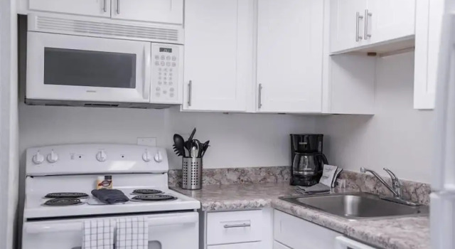 Апартаменты 122 Fully Furnished 1BR Suite-Prime Location! by RedAwning