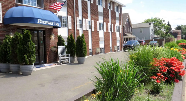 Четырёхместный номер Standard Rodeway Inn Logan International Airport