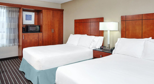 Четырёхместный номер Standard Holiday Inn Express Hotels- Hampton by IHG