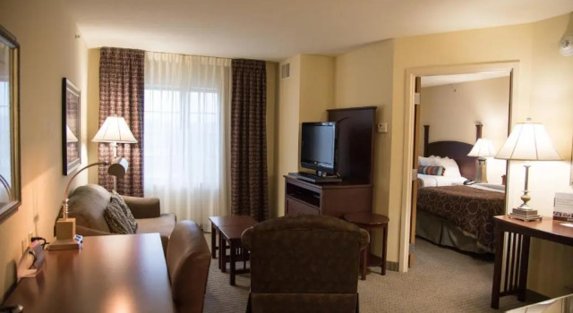 Четырёхместный люкс Staybridge Suites Fort Wayne by IHG