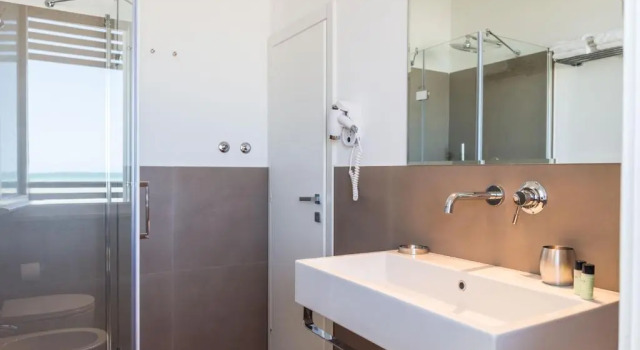 Трёхместный номер Standard с балконом Kiss Beachfront Hotel & Restaurant