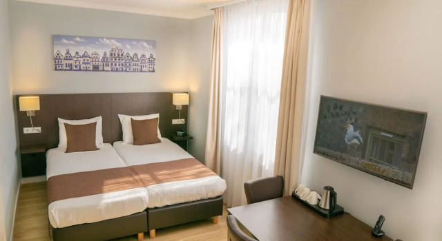 Трёхместный номер Standard с видом на канал Hotel Nes Amsterdam