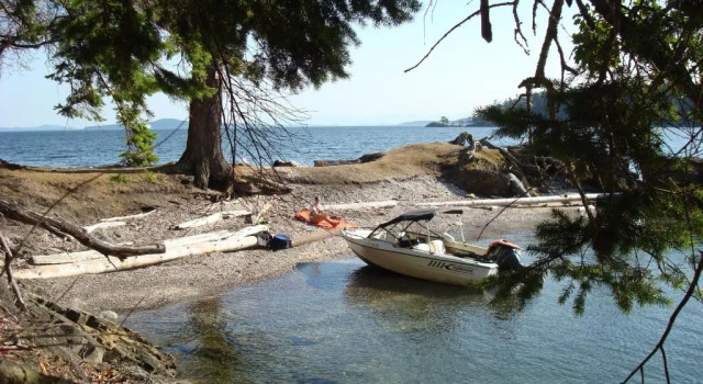 Sticks and Stones Cottage-Arbutus Grove, Prenota Hotel Galiano Galiano Island