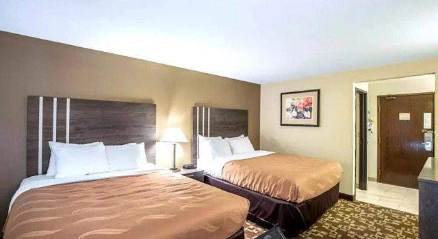 Четырёхместный номер Comfort Norwood Inn & Suites Milwaukee