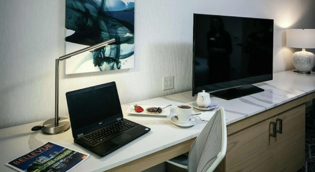 Двухместный люкс c 1 комнатой Hilton Garden Inn Seattle Bellevue Downtown, WA