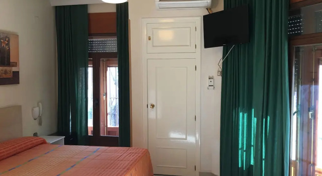 Двухместный номер Standard с балконом Hostal Cervantes