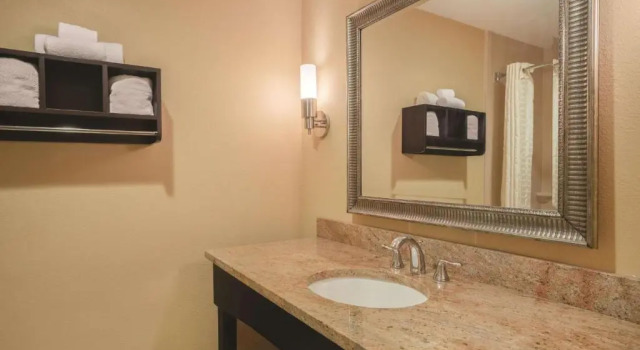 Четырёхместный номер Deluxe Comfort Inn & Suites Verona at Turning Stone Resort Casino