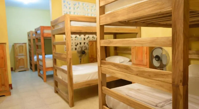 Кровать в общем номере Hostal Fachente