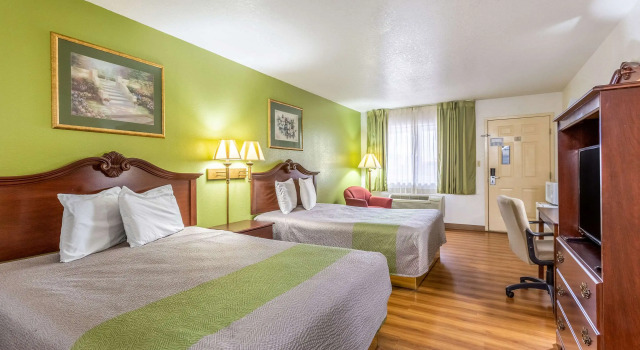 Четырёхместный номер Standard Rodeway Inn Santa Rosa