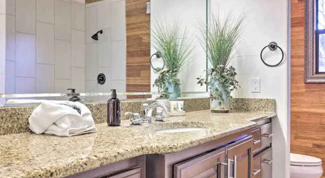 Коттедж Stylish Home w/ Hot Tub ~ 4 Mi to Canyon Lake