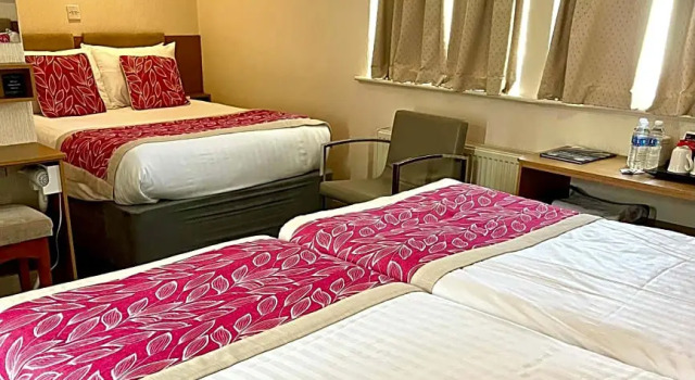 Четырёхместный номер Standard Clifton Court Hotel