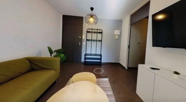 Private Room in a Shared Flat - Lyon 8 e, Rezerwuj Hotel Hotele w Rhône z parkingiem, Parking