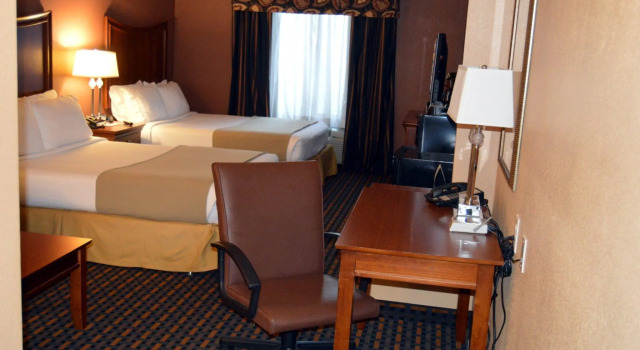 Четырёхместный номер Standard Holiday Inn Express Hotel & Suites Suffolk by IHG