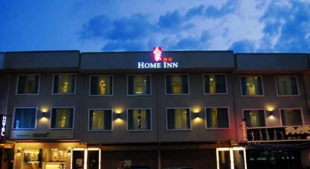Кровать в общем номере Hotel Zamburger Taman Segar