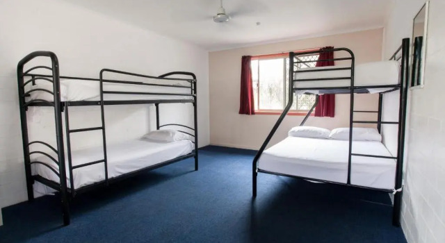 Кровать в общем номере Backpackers Inn On The Beach