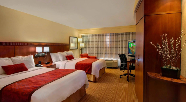 Четырёхместный номер Standard Courtyard by Marriott Madison East