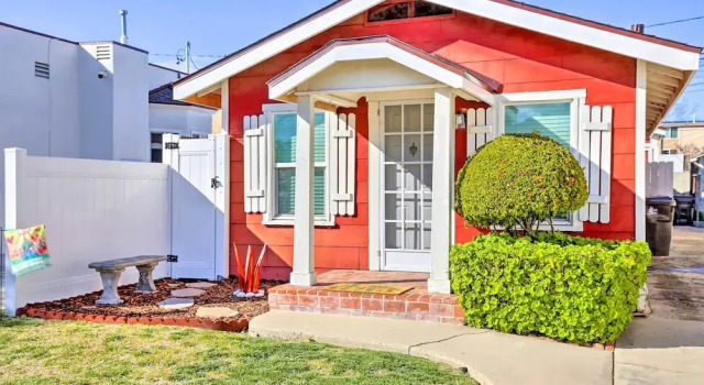 Коттедж 7 Mi to Downtown: Long Beach Bungalow w/ Patio
