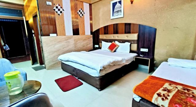 Четырёхместный номер Deluxe Hotel Krishna Regency - near ISCKON