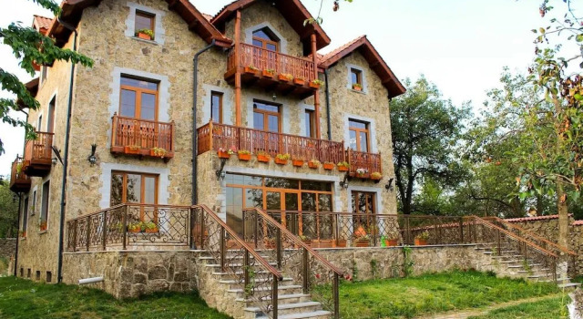 Garni HinYard, Забронировать Отель Отели Котайкская области с бассейном, Бассейн