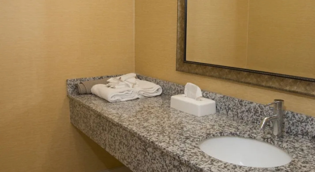Шестиместный люкс Hampton Falls Inn