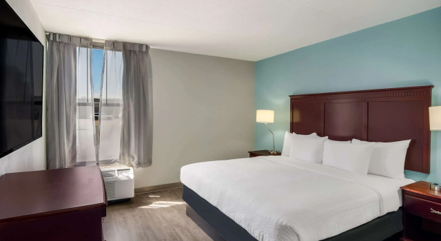 Двухместный люкс Clarion Inn & Suites Grand Rapids Airport