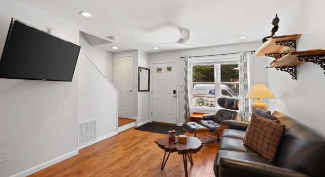 Entire 2-br Townhome Mins From Del Ray Old Town, Забронировать Отель Александрия Washington DC Metropolitan area, рядом с Del Ray Farmers Market