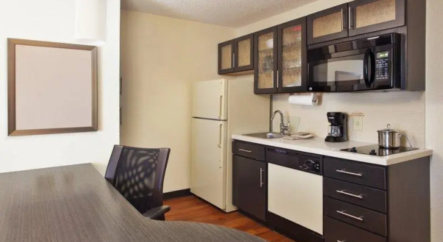 Кровать в общем номере Sonesta Simply Suites Huntsville Research Park