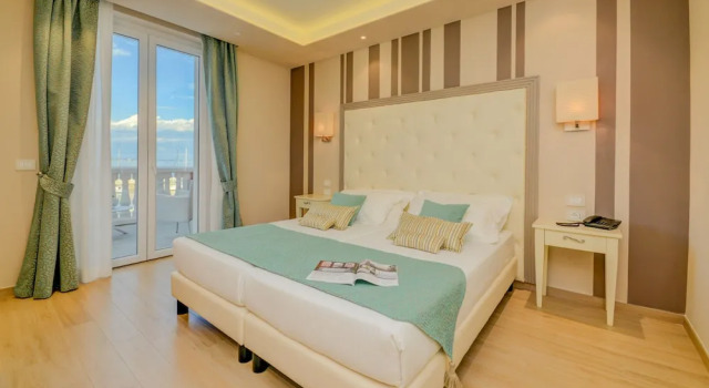 Двухместный номер Deluxe с балконом и с видом на озеро Hotel Villa Garuti