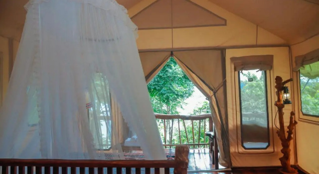 Тент с видом на озеро Lak Tented Camp