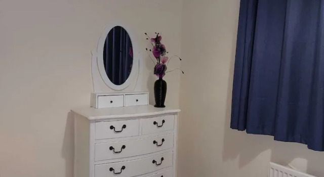 Remarkable 3-bed House in Leeds, Book Apartment Leeds West Yorkshire