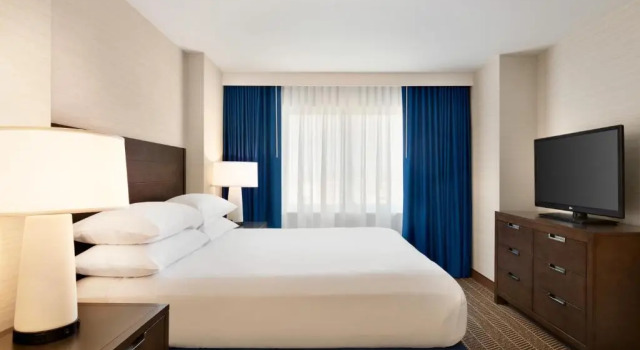 Двухместный люкс Embassy Suites Boston at Logan Airport