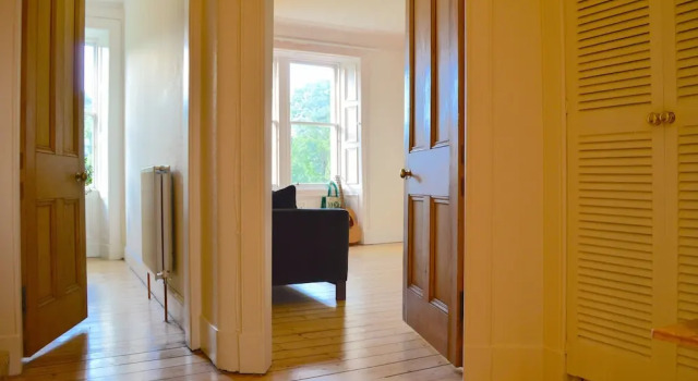 2 Bedroom Flat With Views of Holyrood, Забронировать Отель Эдинбург Midlothian, рядом с Холирудское абатство