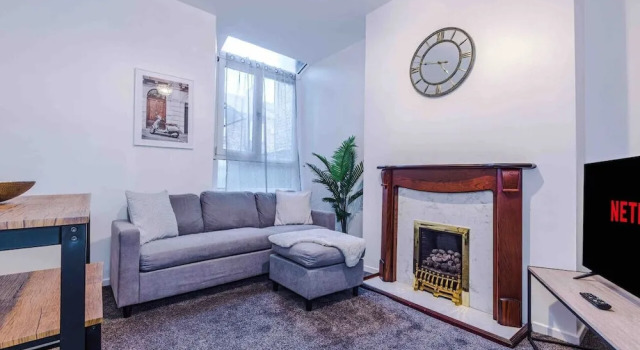 Comfy Four Bedroom House with parking