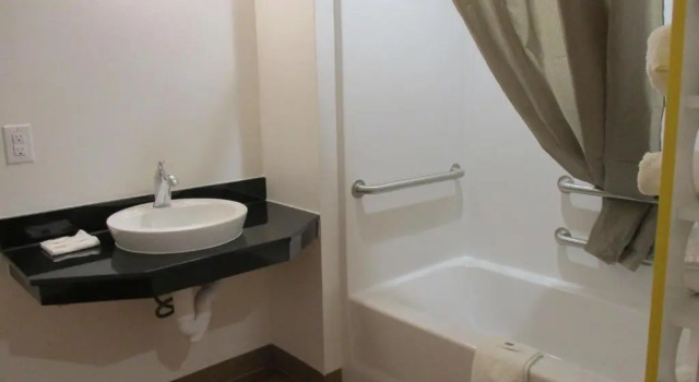 Четырёхместный номер Standard Motel 6 Fort Worth, TX - North - Saginaw