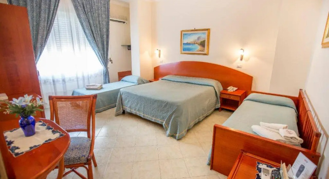 Четырёхместный номер Standard Hotel Mediterraneo