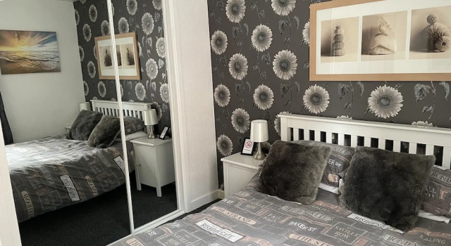 2 Bed Flat - Sleeps 3 - Parking - Wifi