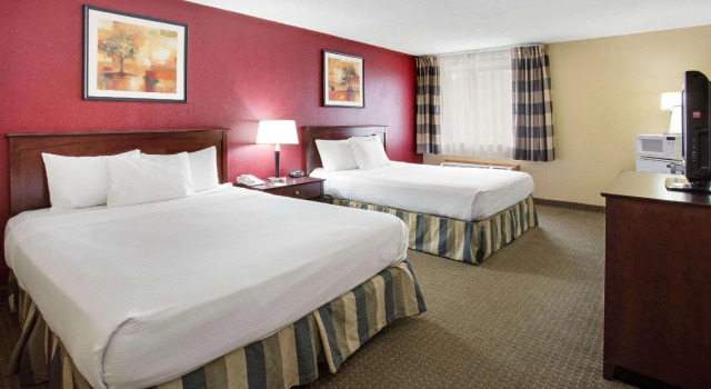 Четырёхместный номер Standard Ramada by Wyndham Bettendorf