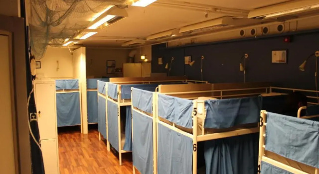 Кровать в общем номере Klara Hostel Stockholm