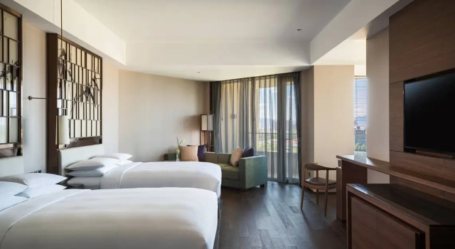 Четырёхместный номер Premium с балконом и с видом на горы Beijing Marriott Hotel Changping
