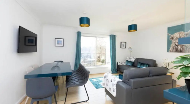 JOIVY Bright 3-Bed Flat Overlooking The Clyde, Забронировать Апартаменты/квартира Отели Glasgow & The Clyde Valley с парковкой, Парковка