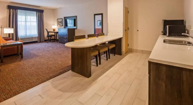 Полулюкс B/W Plus Elizabethtown Inn & Suites