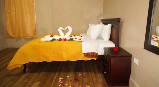 Hostal La Zona, Забронировать Отель La Floresta Кито, рядом с Del Arbolito Park