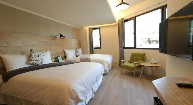 Четырёхместный номер Standard с видом на парк Flora Inn