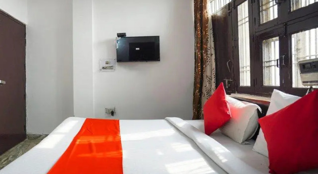 OYO 66305 Noida Palace
