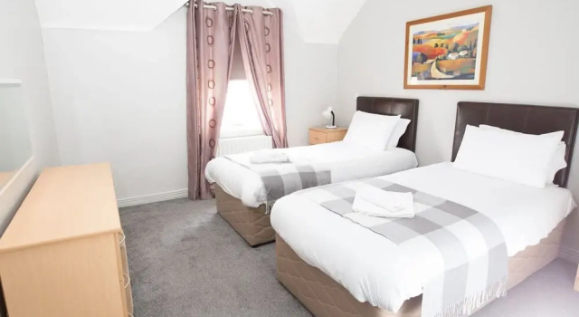 Castle Gardens 3 bed 4017, Book Hotel Bunratty Clare