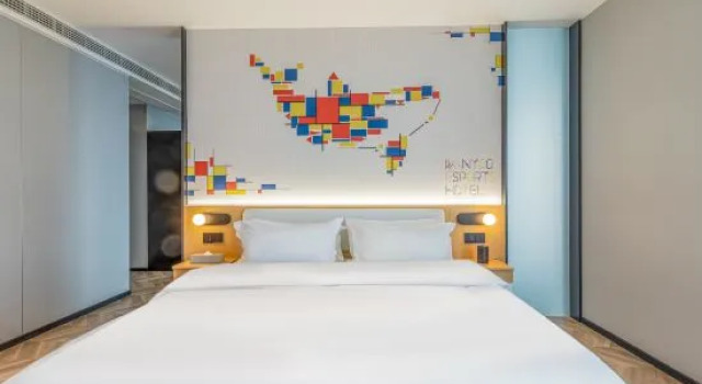 Люкс Deluxe WanYoo Esports Hotel (Chengdu Longhu Shuxin Tianjie Institute of Technology)