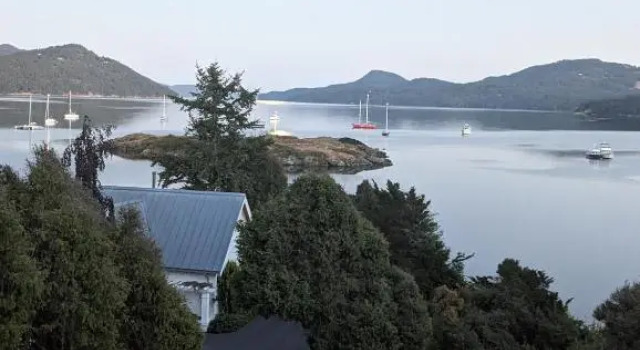 Апартаменты The Landmark Inn on Orcas Island